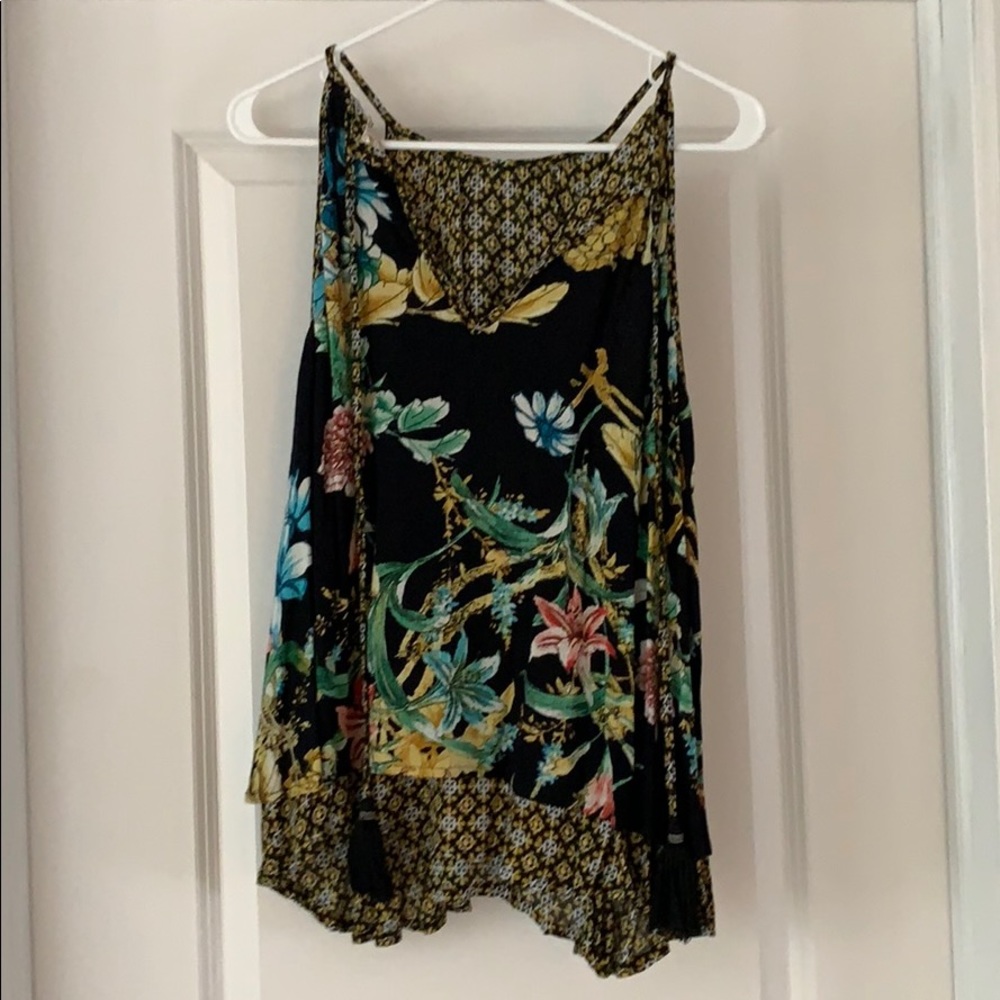 Evereve - beautiful patterned flowy tank